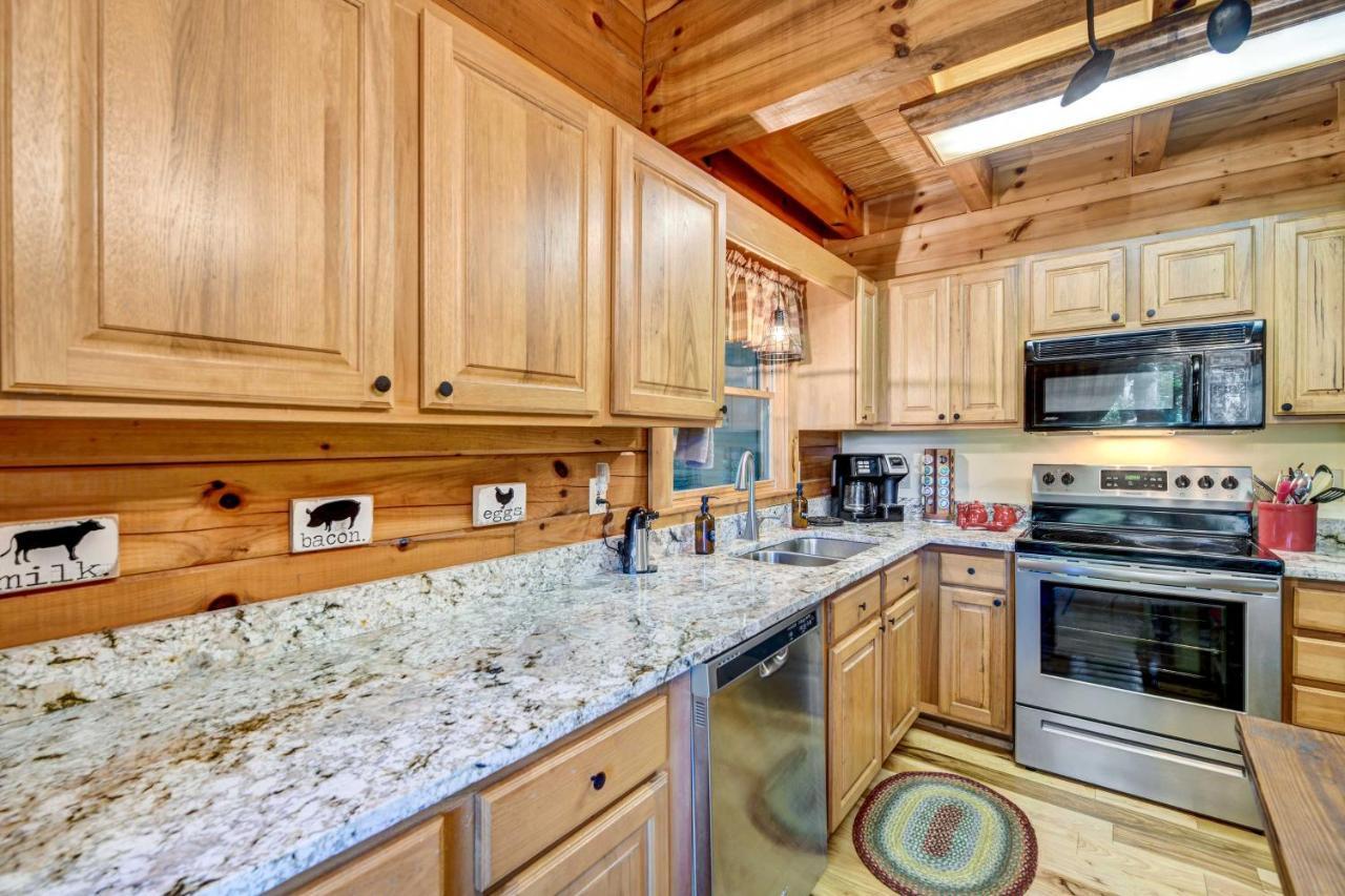 Waynesville Cabin With Covered Deck And Fire Pit! Lake Junaluska Zewnętrze zdjęcie